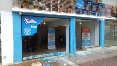 Εσπασαν τα γραφεία του Αρτέμη Σώρρα στην Καλαμάτα (βίντεο)