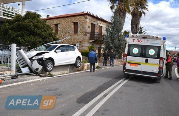 Απίστευτο τροχαίο στη Σπάρτη: Αυτοκίνητο πετάχτηκε στον αέρα και μπήκε στην αυλή σπιτιού
