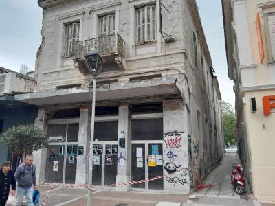 Οι κορδέλες κόπηκαν, ο κίνδυνος παραμένει