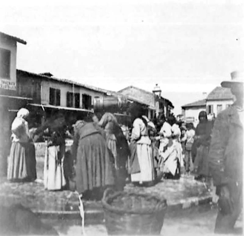 Στη φωτογραφία ύδρευση από τη μεγάλη πηγάδα το 1897