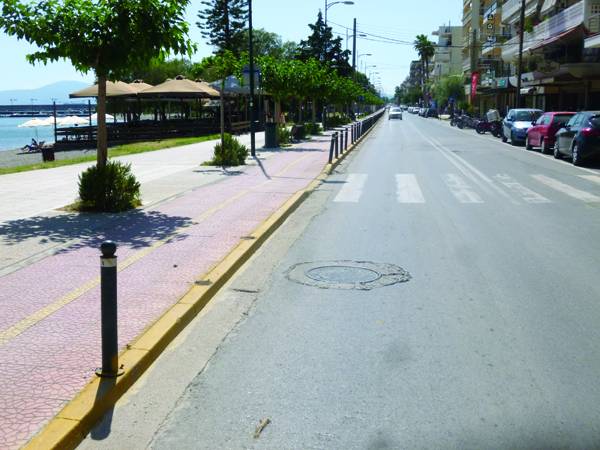 Βάνδαλοι ξήλωσαν κολονάκια στη Ναυαρίνου