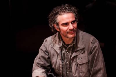 Ο Σάββας Στρούμπος στην "Ε" για τους "Πέρσες" του Αισχύλου: “Η αρχαία τραγωδία προσπαθεί να δημιουργήσει ενεργούς και σκεπτόμενους πολίτες”