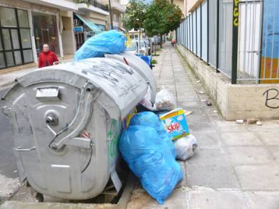 Σκουπίδια έξω από τους κάδους